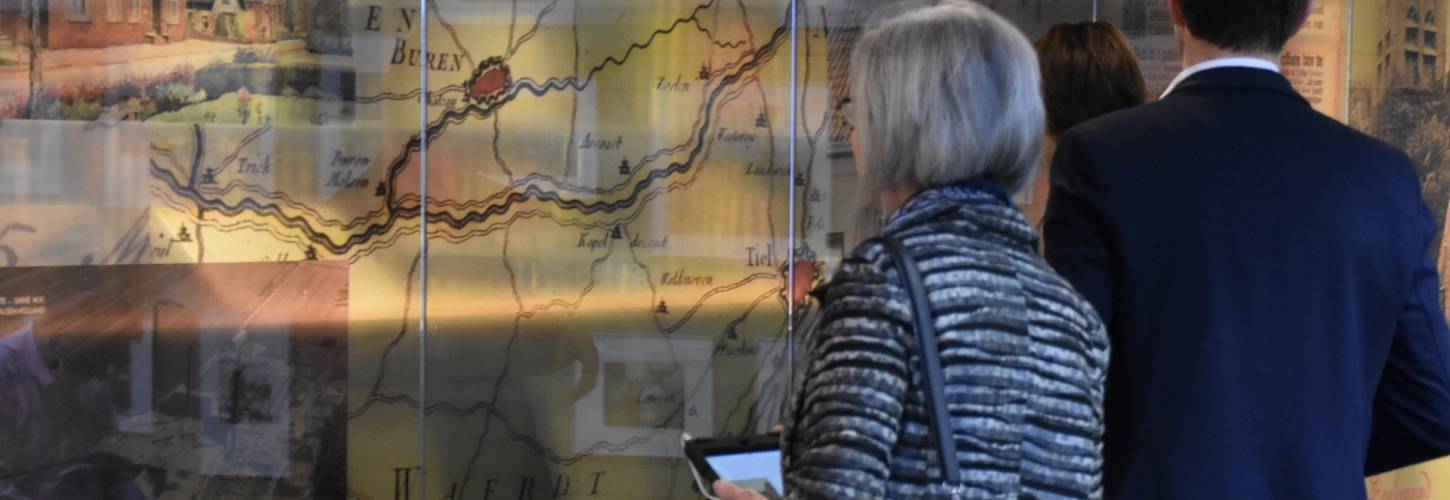 twee mensen staan de glazen studiezaalwand van het RAR te bekijken