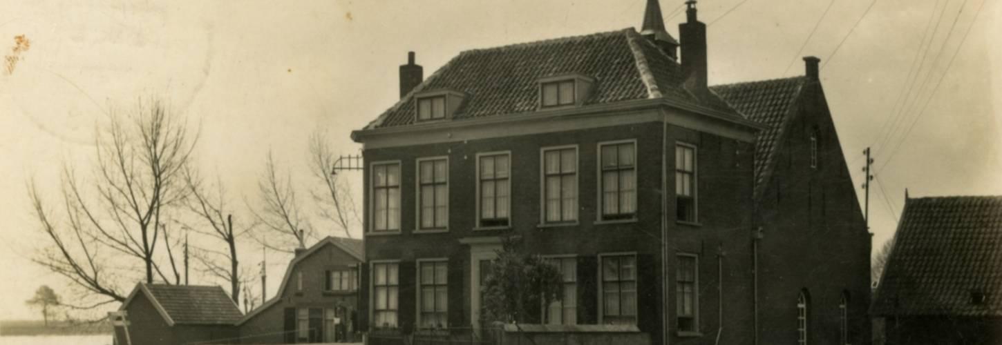 prentbriefkaart met de pastorie van Hellouw. Uitgever M.M. Hakkert