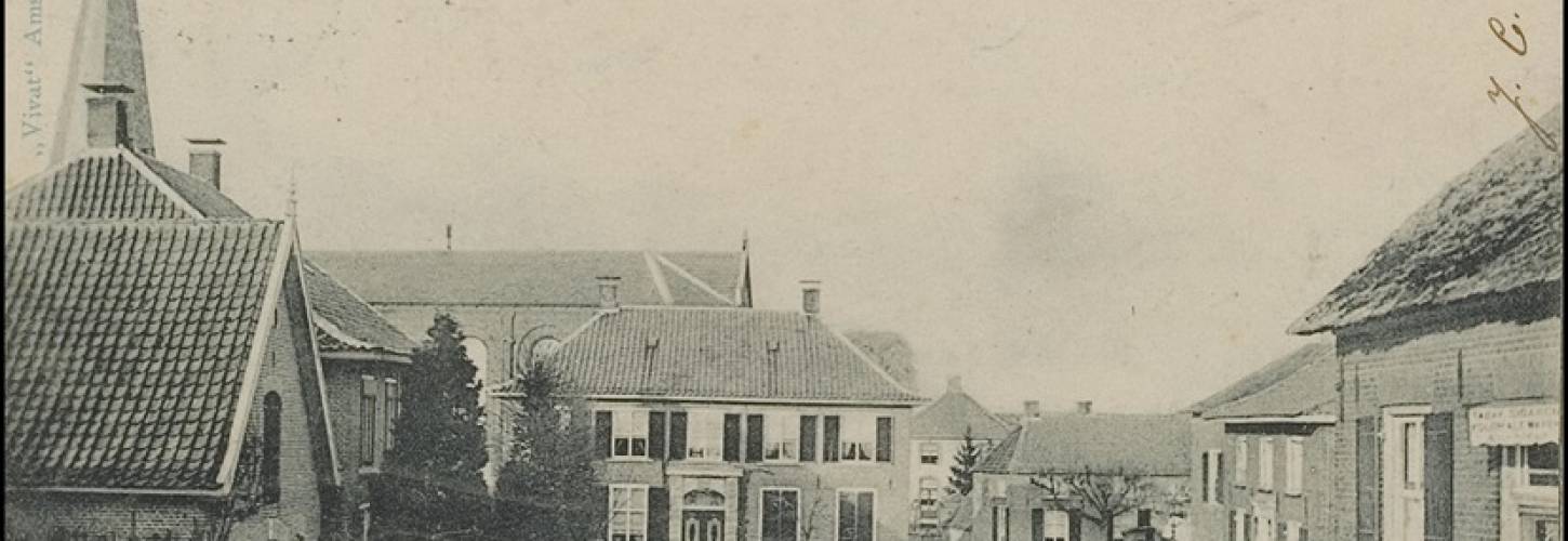 Prentbriefkaart met zicht op Dorpsplein Ochten