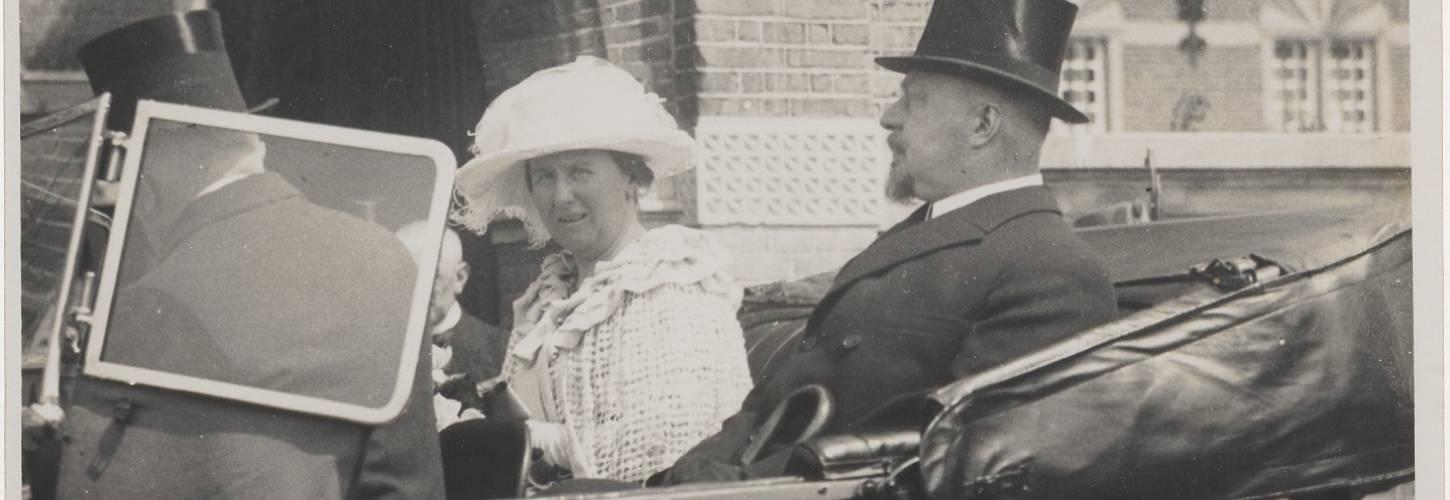 koningin en echtgenoot in een koets