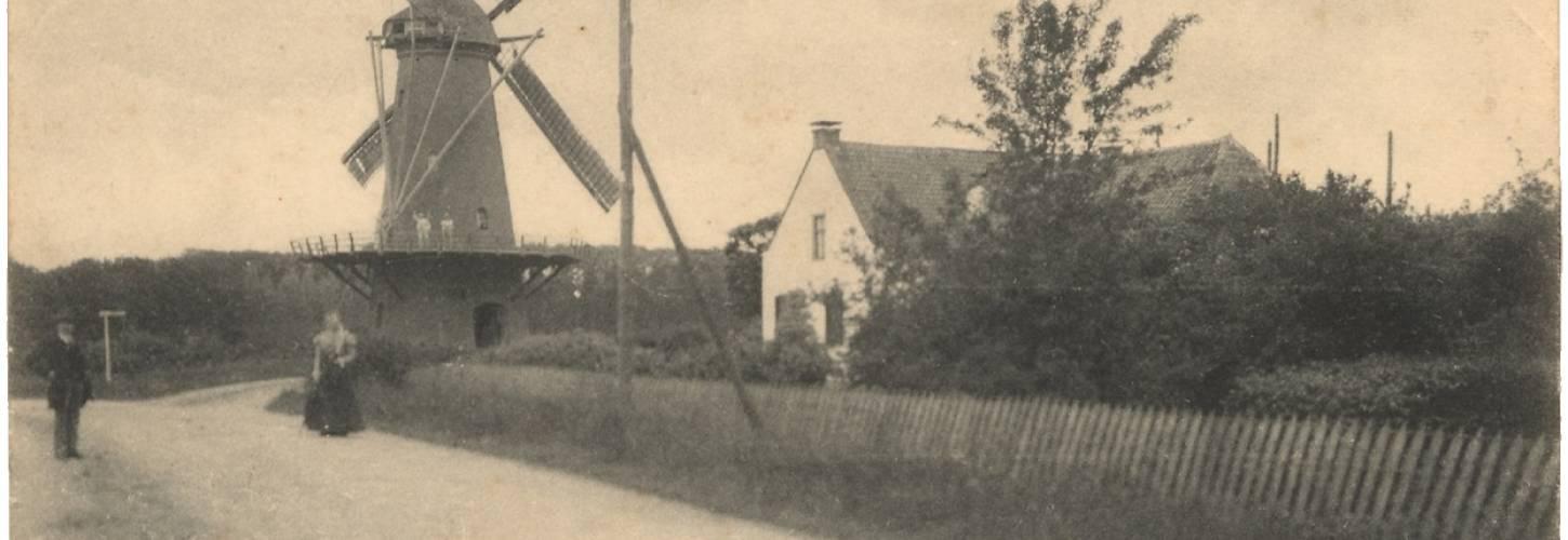 kaart met een foto van een molen en een geschreven tekst eronder
