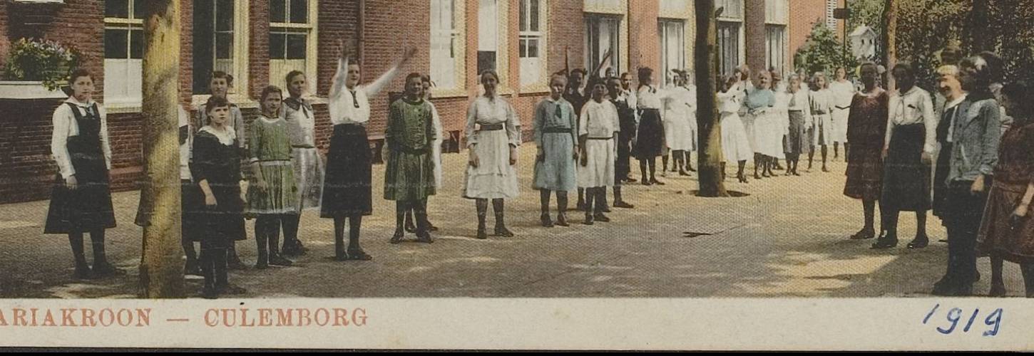 oude prentbriefkaart met zwaaiende kinderen van mariakroon in culemborg