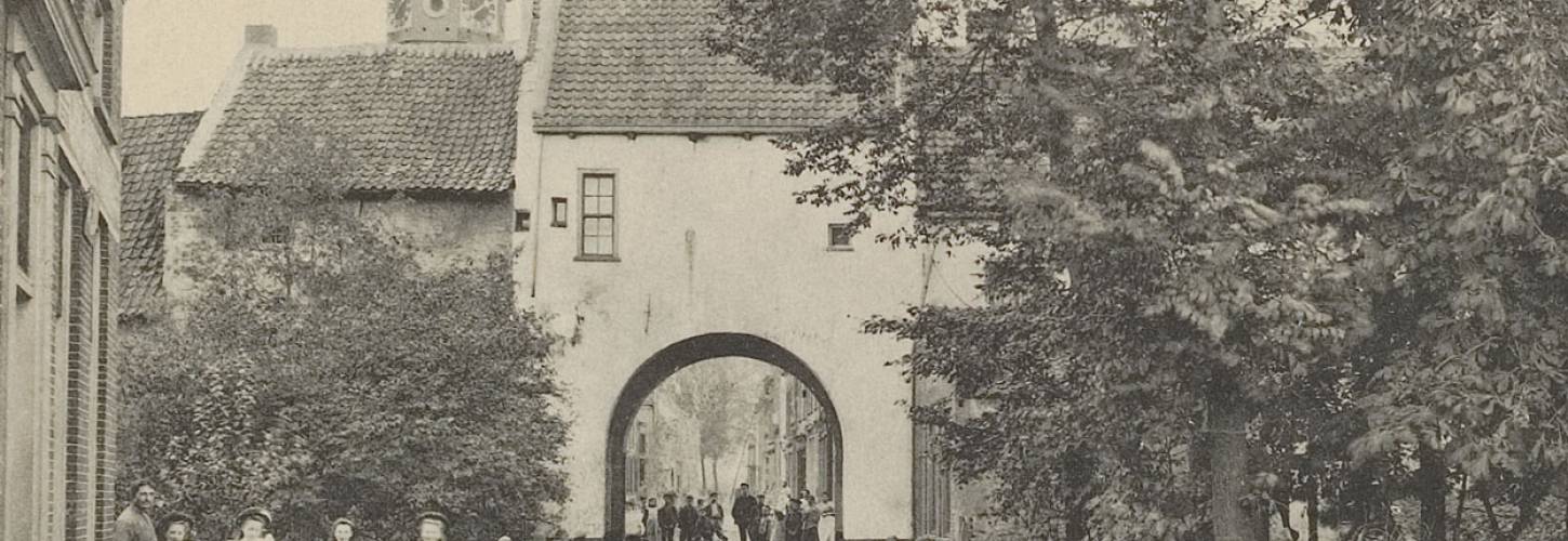 prentbriefkaart bij de burense poort met poserende mensen