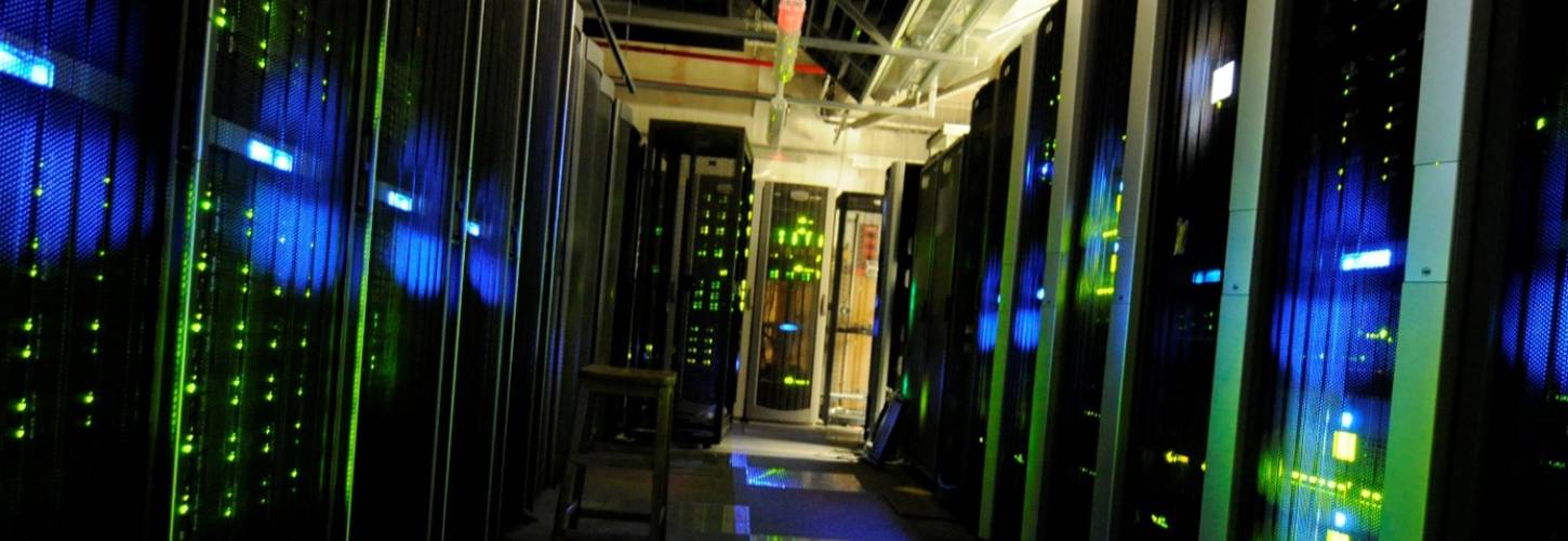 serverruimte met neonlicht