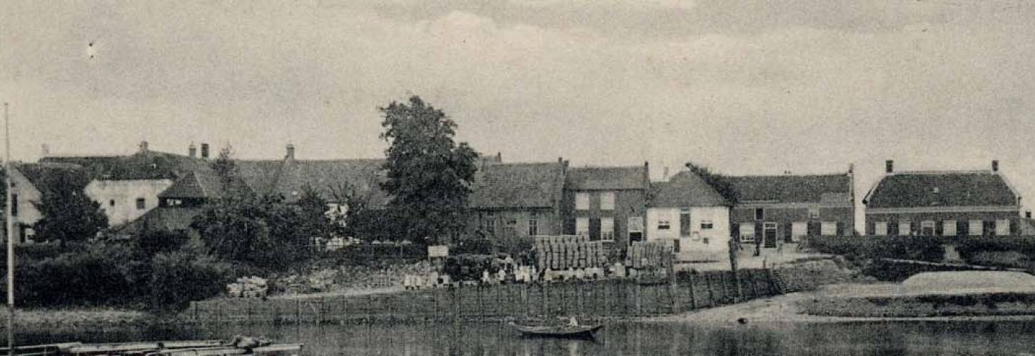 Stadsgezicht van Kerkdriel met molen