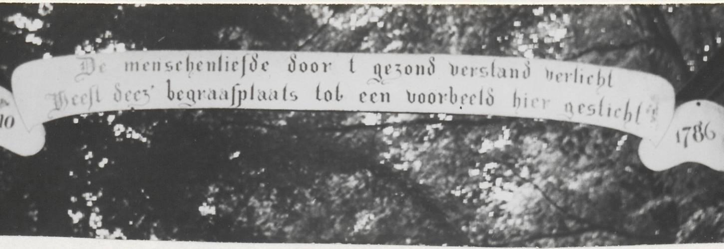 bord met spreuk bij ingang begraafplaats ter navolging
