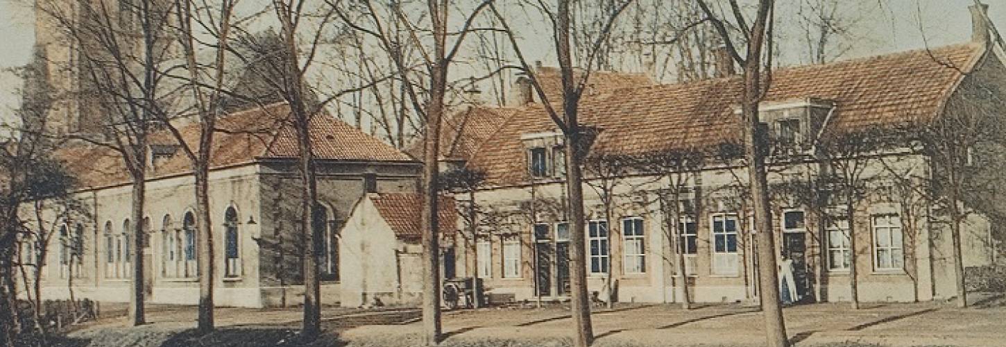 tekening stadsbeeld Tiel met bomen en een rij huizen
