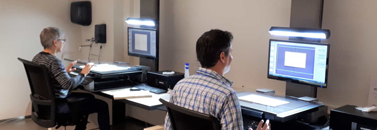 vrijwilligers aan het werk achter digitaliseringsunits bij het RAR