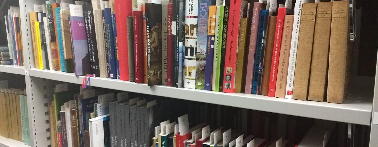 een rij boeken in een metalen boekenkast