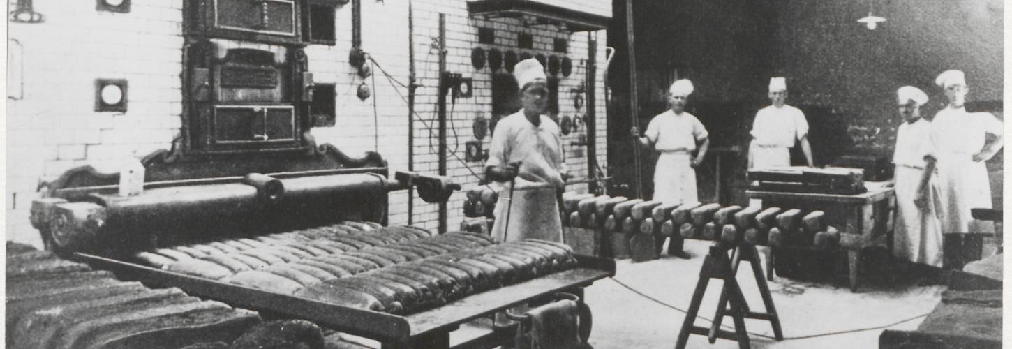 bakkers aan het werk bij bakkerij Sint Gerardus Majella