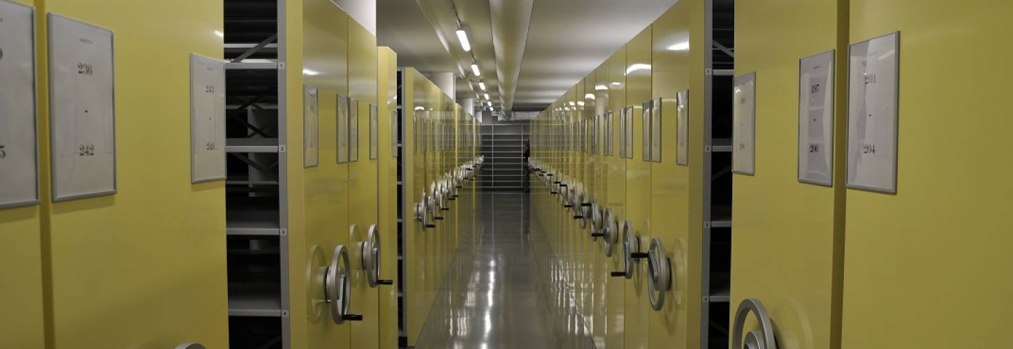 foto gele archiefkasten in een depot