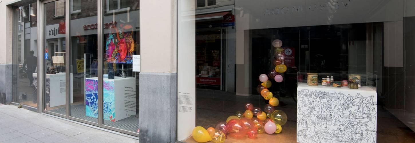 etalage met kunstwerken in Tiel. Fotograaf: Gijs Heuff