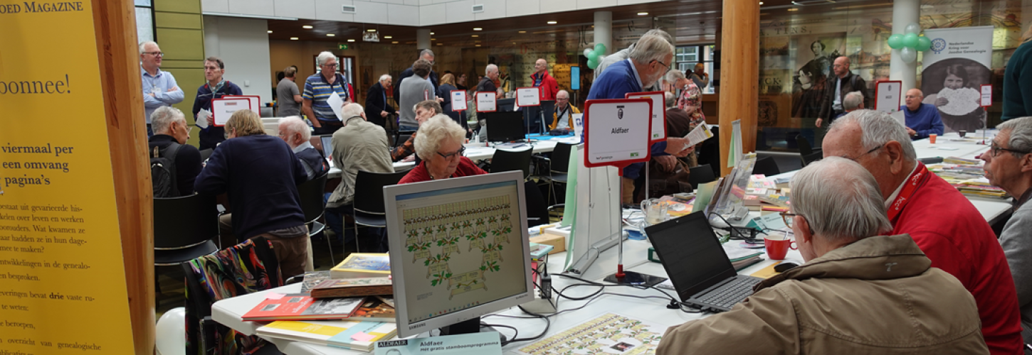 bezoekers bij kraampjes op de genealogiedag