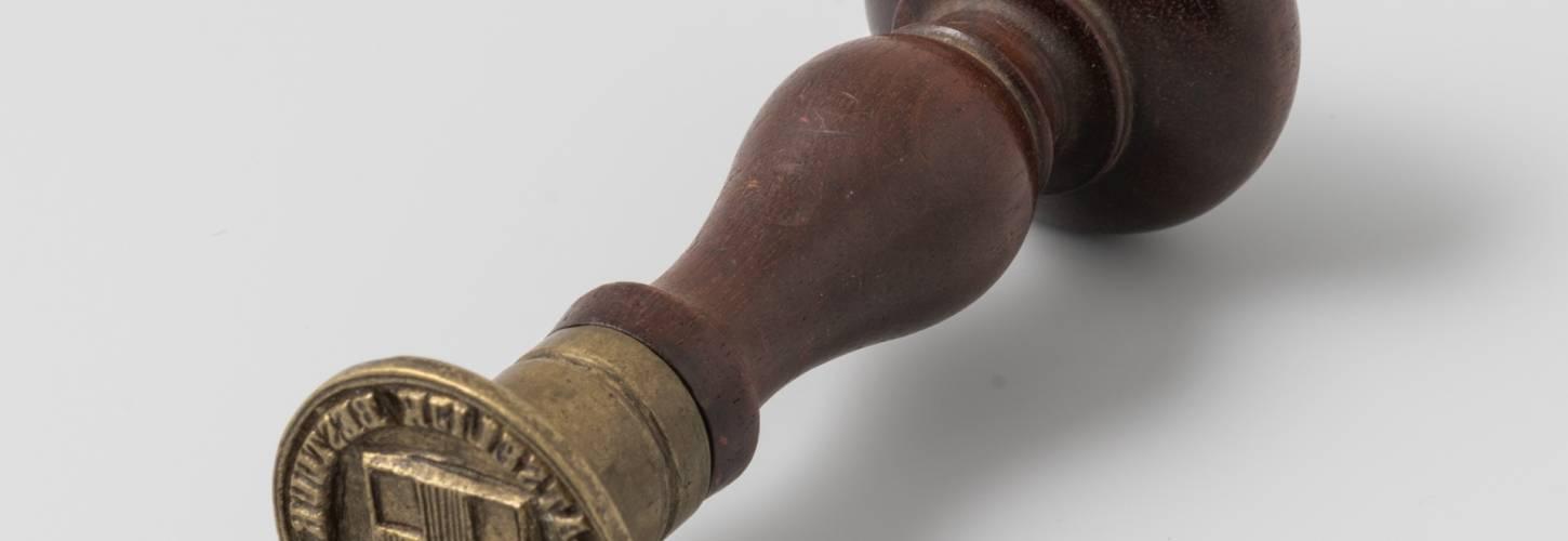 Oude stempel met donkerbruin handvat