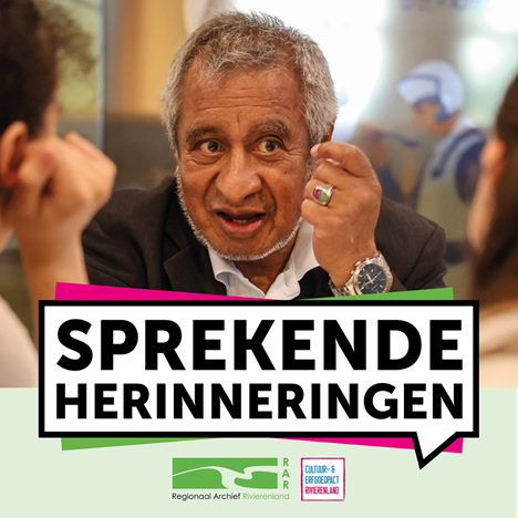 Molukse man is aan het vertellen, jongeren luisteren. Met de tekst Sprekende Herinneringen en logo's van het Regionaal Archief Rivierenland en Cultuur en Erfgoedpact
