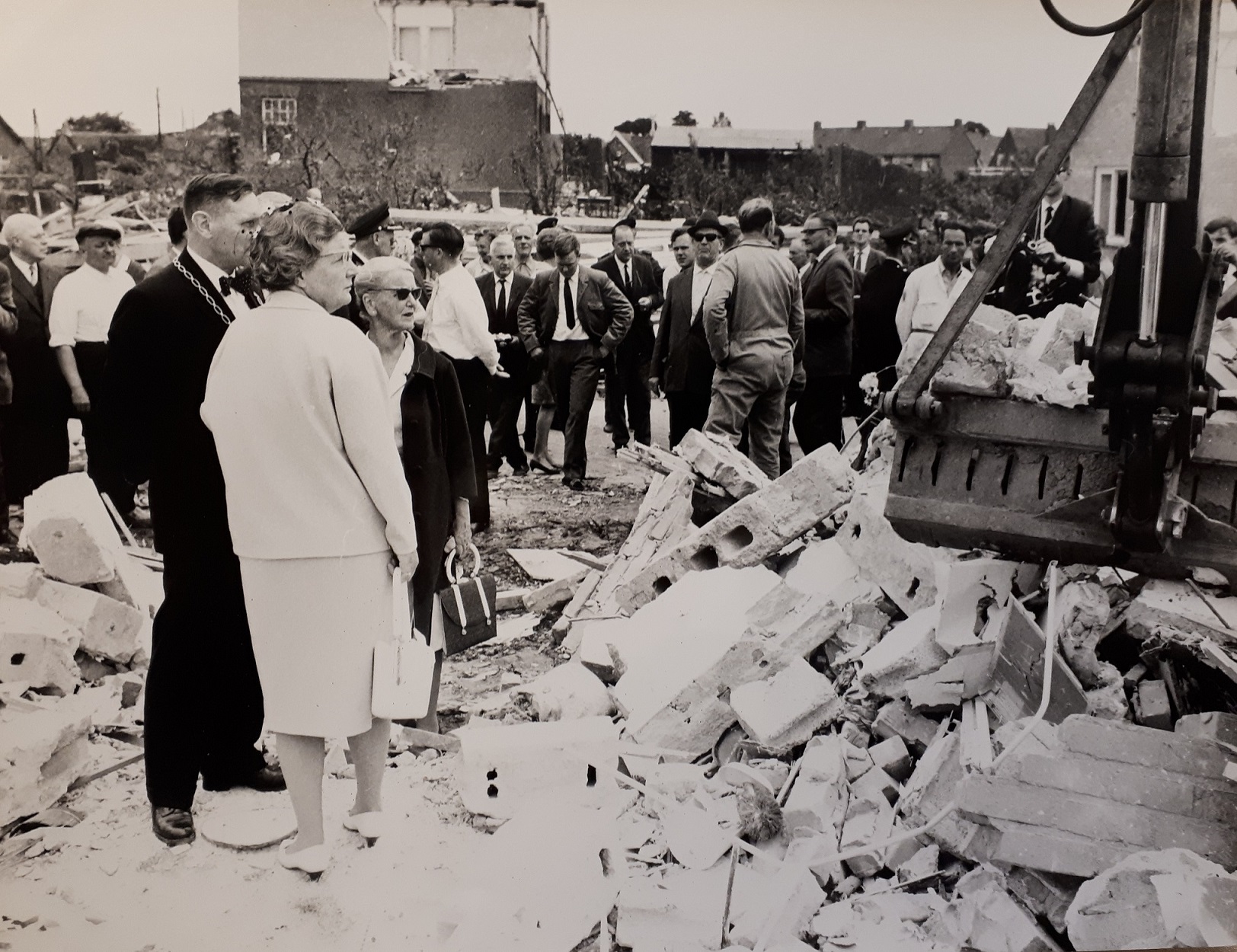 Koningin Juliana in Tricht na de windhoos in 1967