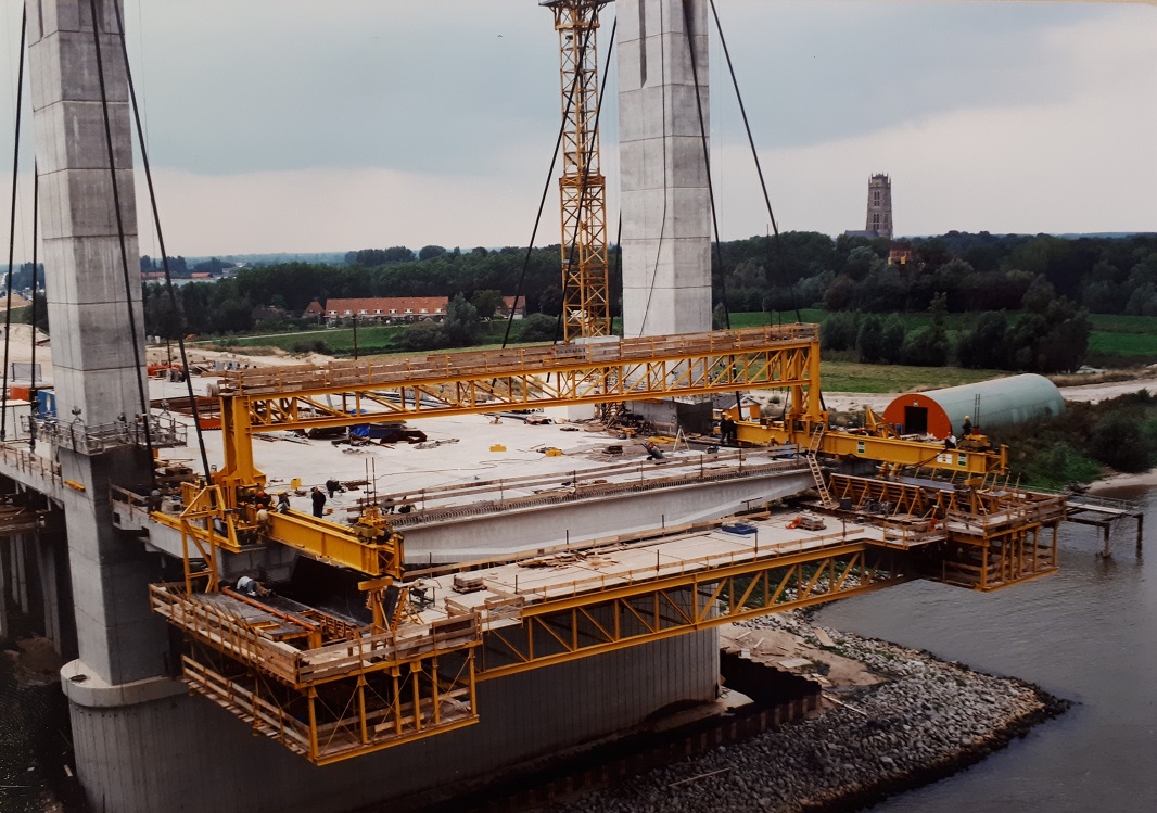 bouw van de Martinus Nijhoffbrug bij Zaltbommel