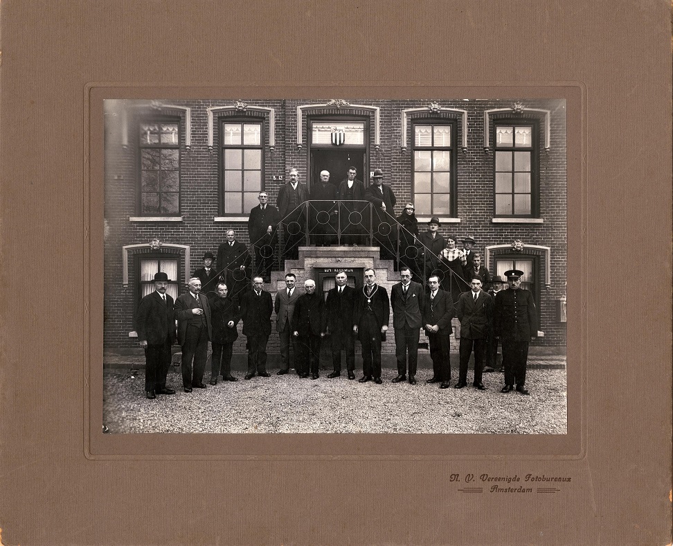 foto installatie burgemeester E.P. Verkerk met bestuur en personeel op het bordes van het gemeentehuis op 15 juli 1925 in Kerkwijk
