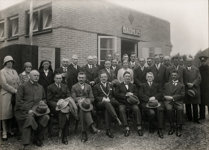 Foto van de opening van het Zaltbommelse badhuis met een groep mensen met onder meer de burgemeester en waarschijnlijk mevrouw van Liere