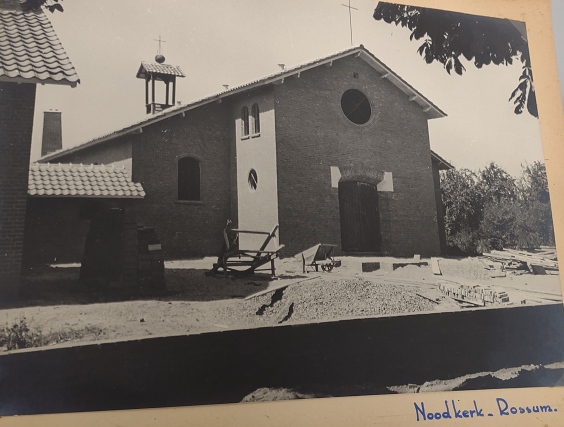 foto noodkerk in Rossum na de Tweede Wereldoorlog