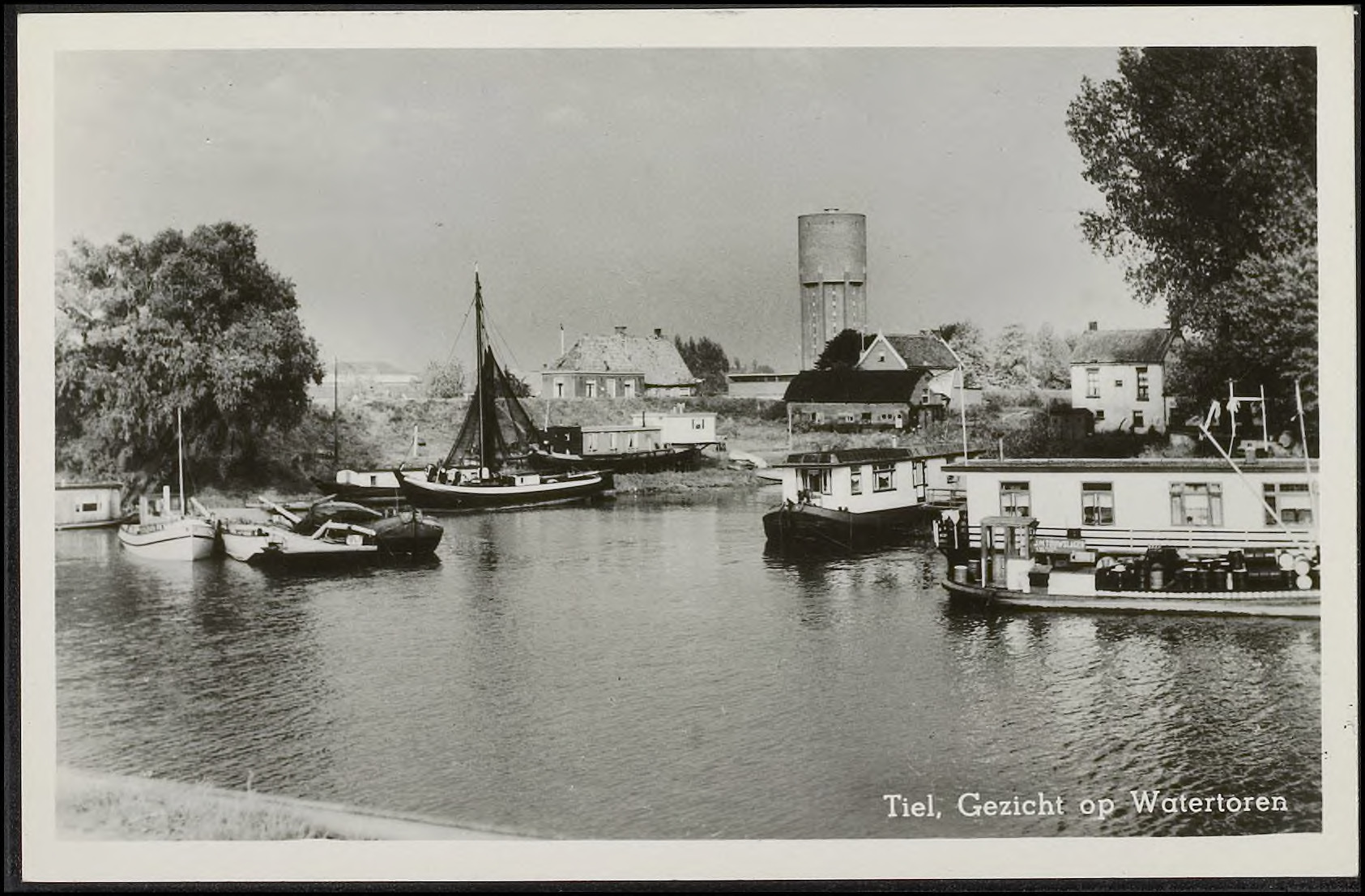 haven tiel met in het midden een waalschokker jaren 50