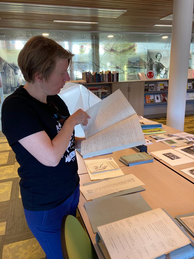 Paulien Cornelissen kijkt in stukken op de studiezaal van het RAR