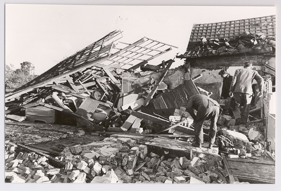 zoeken in de puinhopen na windhoos tricht 1967