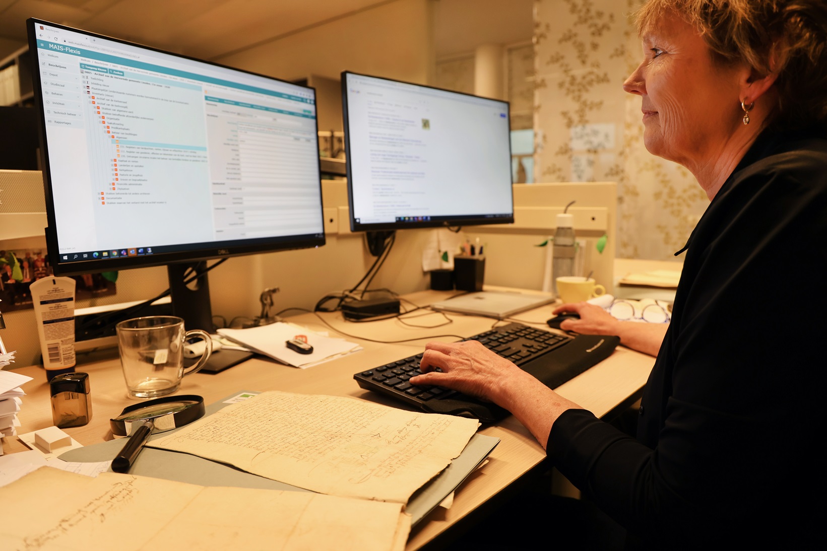 vrouw zit achter een computerscherm te werken
