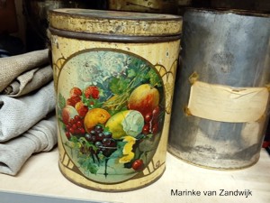 blik met fruit erop 
