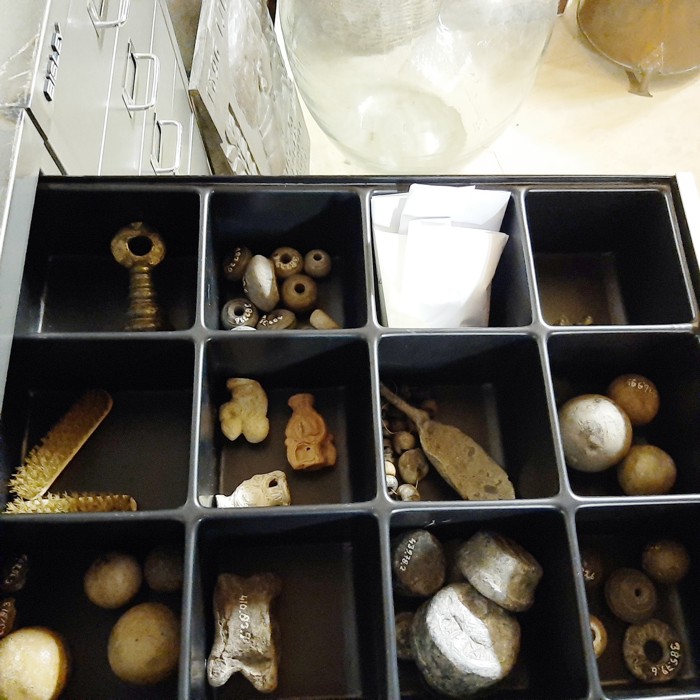 lade met kleine voorwerpen in het Streekmuseum Tiel