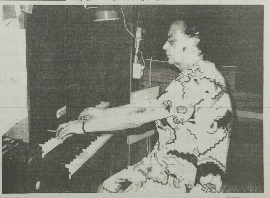 Sien achter het orgel. Foto uit Nieuwe Tielse Courant van 5 februari 1976