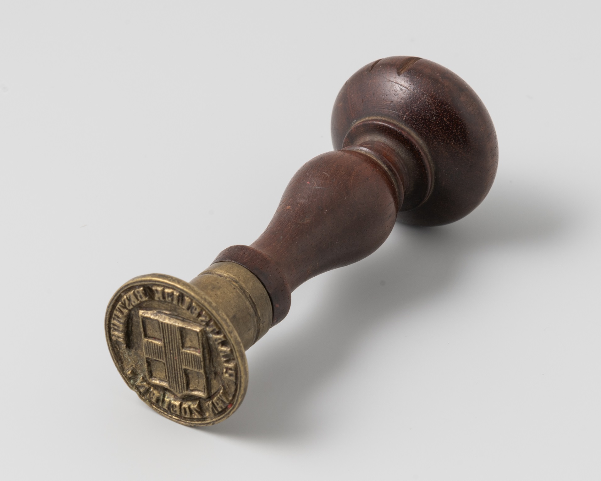 oude stempel met donkerbruin handvat